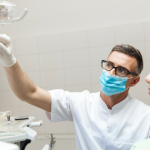 Tratamiento de ortodoncia invisible Invisalign, fase de colocación de alineadores